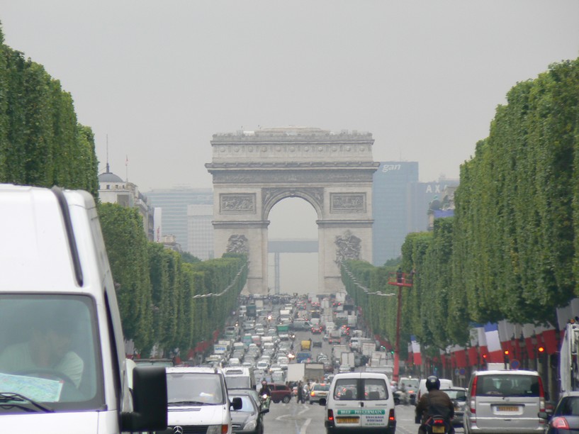 Place de la Concorde: L Arc de Triomphe vu de la Place de la concorde 045